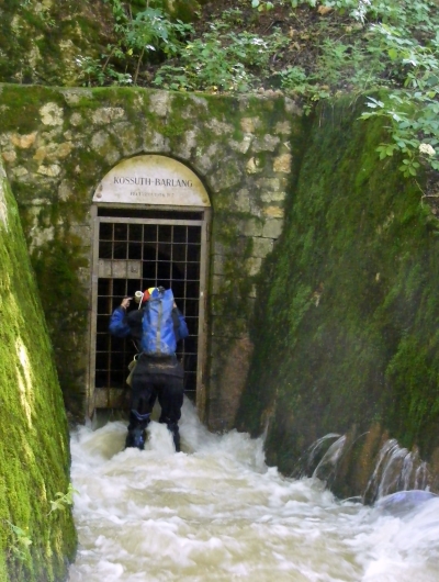 A Kossuth-barlang bejáratán dől a víz
