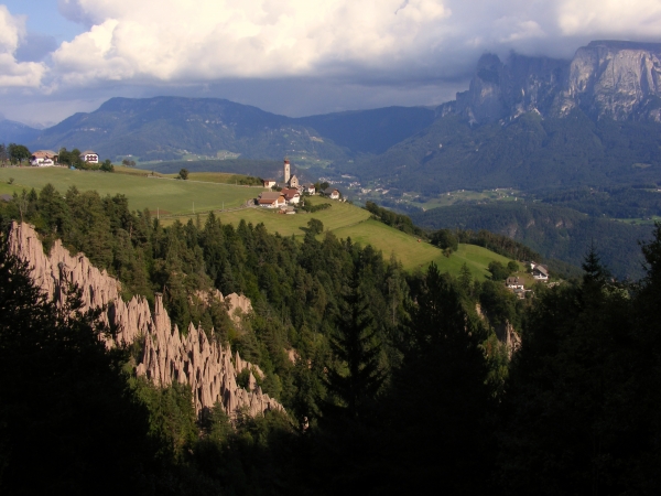 A Ritteni földpiramisoknak a Dolomitok sziklatornyai adnak festői hátteret