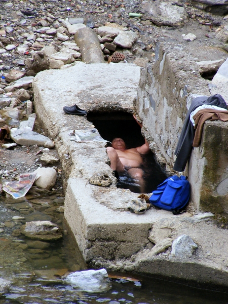 Nem vízihulla, hanem fürdőző az egyik romos udvarban létesített alkalmi áztatóban