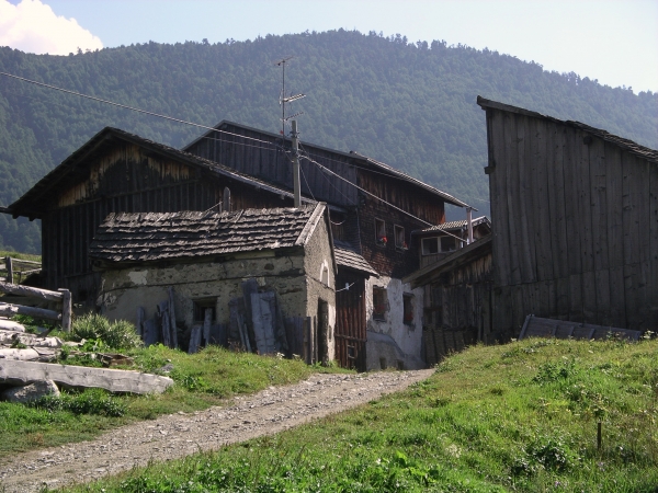 Gazdasági és lakóépületek a falu határában
