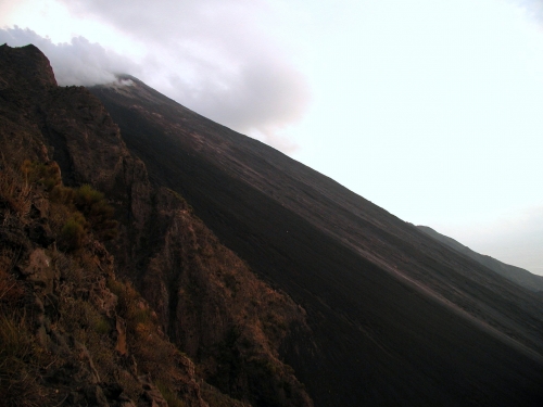 A vulkán híres tűzcsúszdája, a Sciara del Fuoco