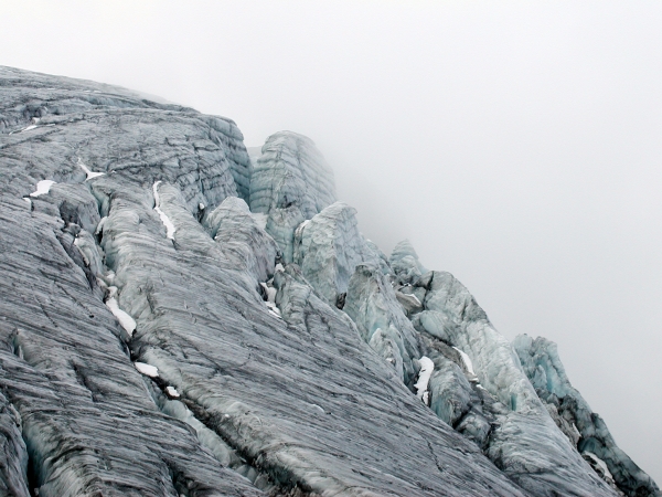 A gleccser felszínét tekintélyes hasadékok borítják