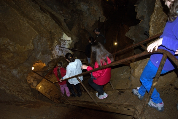 Ereszkedés a Rákóczi-barlang hasadékában