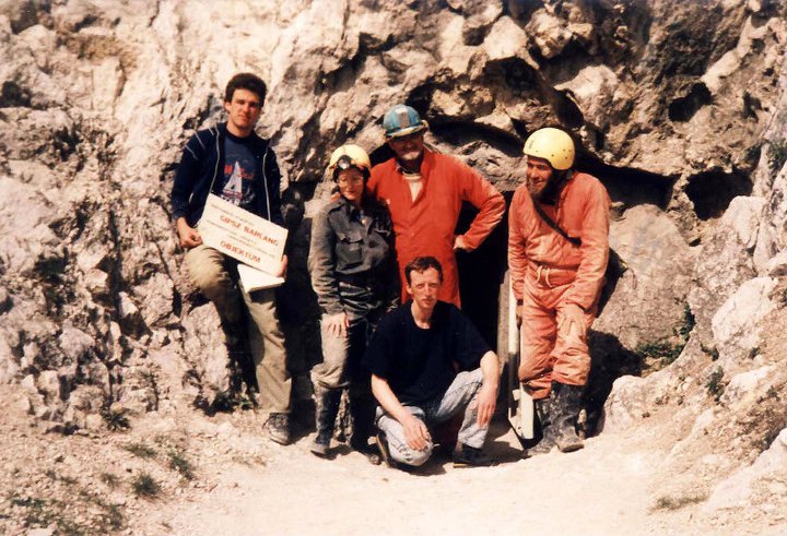 Derek Ford professzor (középen) és Yuri Dublyansky (guggol) látogatásakor, 1992-ben. A külföldi vendégeket Takácsné Bolner Katalin, Kraus Sándor geológusok, és Lieber Tamás kísérte