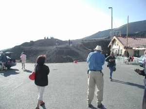 Turisták az Etna déli látogatóközpontjában (Sapienza) a 2001. évi kitörések után