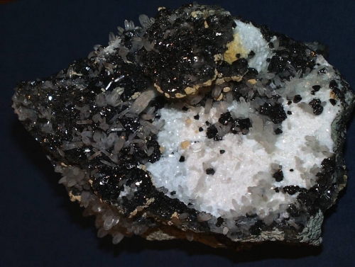 Szfalerit (marmatit) kvarccal és barittal Kapnikbányáról (Erdély)