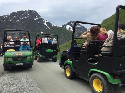 A kényelmes turistákat kisbuszokkal viszik "házhoz" (Andor Mária felvétele)