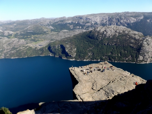 A Szószék-plató, azaz a Preikestolen, 600 méterrel a szépséges Lysefjord fölött