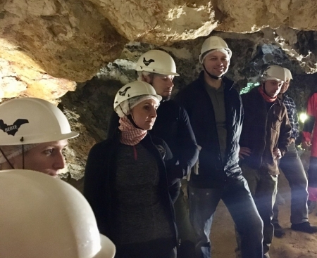 Látogatók a barlang nagytermében