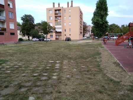 A Borbála lakótelepen létesített játszótér védelmét jelenleg ún. napvitorlákkal oldják meg, hosszú távpn azonban a fák jelentik a megoldást (Maros Rudolf felvétele)