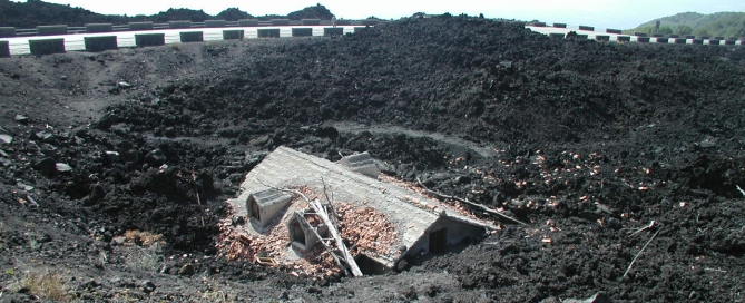 Láva által eltemetett ház az Etna déli oldalán