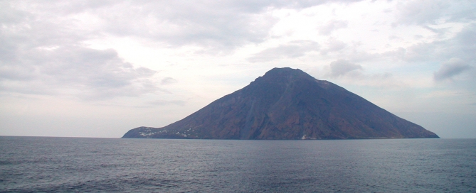 A közel 1000 méter magas sziget, tulajdonképpen egy 3000 méteres hegyóriás