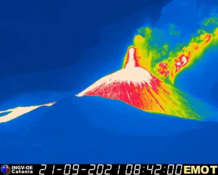 Hőkamerás felvétel az Etna heves kitöréséről Forrás: volcanodiscovery.com)