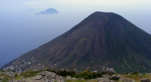 Kilátás Salináról, a Lipari-szigetek tetejéről (Monte Felci) Előtérben a Porri-hegy, mögötte Filicudi, a messzeségben pedig Alicudi szigete. 