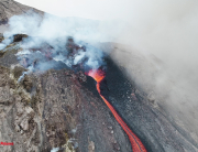 A Stromboli közel 800 méteres magasságból lávafolyamot indított a tengerbe
A kép forrása: https://www.volcanodiscovery.com/volcanoes/today.html