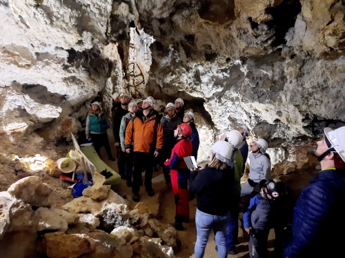Látogatók a Sátorkőpusztai-barlangban