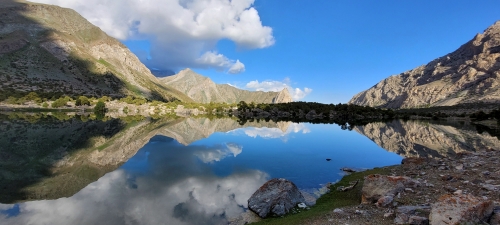 A Kulikalon-tó tükröt mutat környezetére