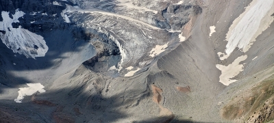 Turkesztáni-típusú gleccser. A jégár egy részét vastag törmelék borítja, elfedve annak tényleges méretét