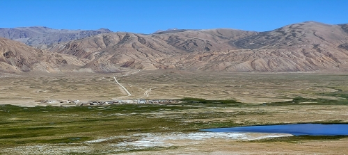 Bulunkul-tó és a hasonló nevű falu. A terület egyike Belső-Ázsia leghidegebb vidékeinek