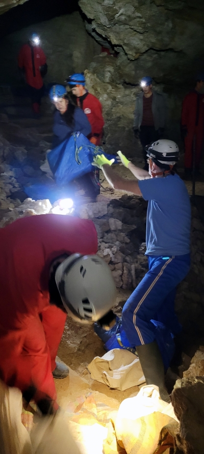 Kutatónapokon nagy a sürgés-forgás, barlangászaink és segítőink a Sátorkőpusztai-barlang nagytermében